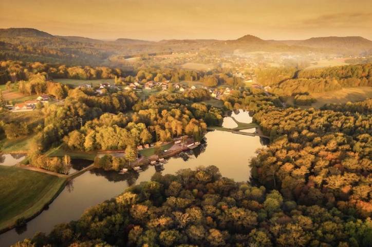 Gîte pour 2 personnes, avec Terrasse et Jardin ainsi que Vue sur le lac et Vue dans Frahier-et-Chatebier