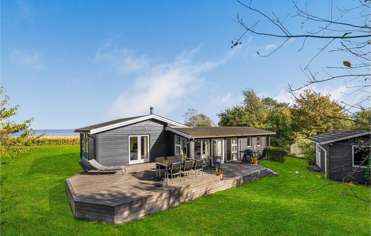 Ferieudlejning for 6 personer, med Terrasse og Have i Reersø