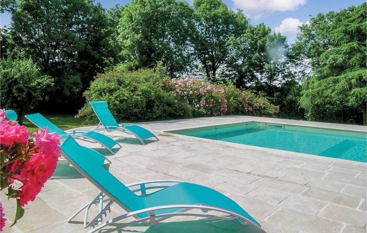 Apartamento con jardín junto a la piscina, TV y aparcamiento, a 1 km del río in Souvigné, Región de Niort