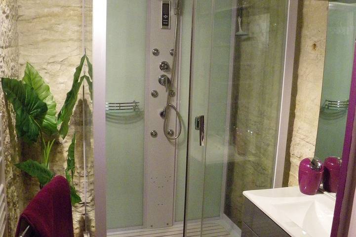 Location de vacances pour 6 personnes, avec terrasse à Nazelles-Négron - 4