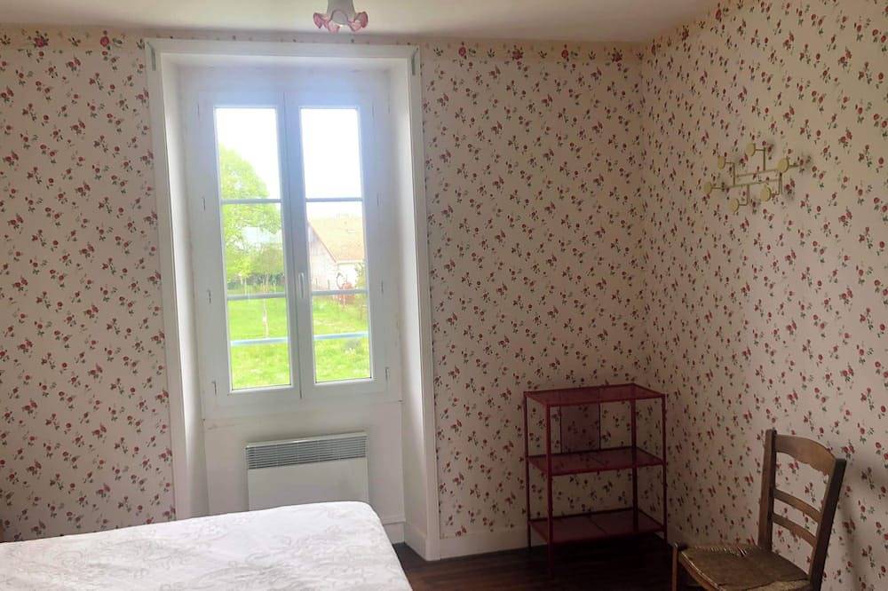 Maison de Village, Chaleureuse et Confortable, Lacs de Haute Charente in Massignac, Charente