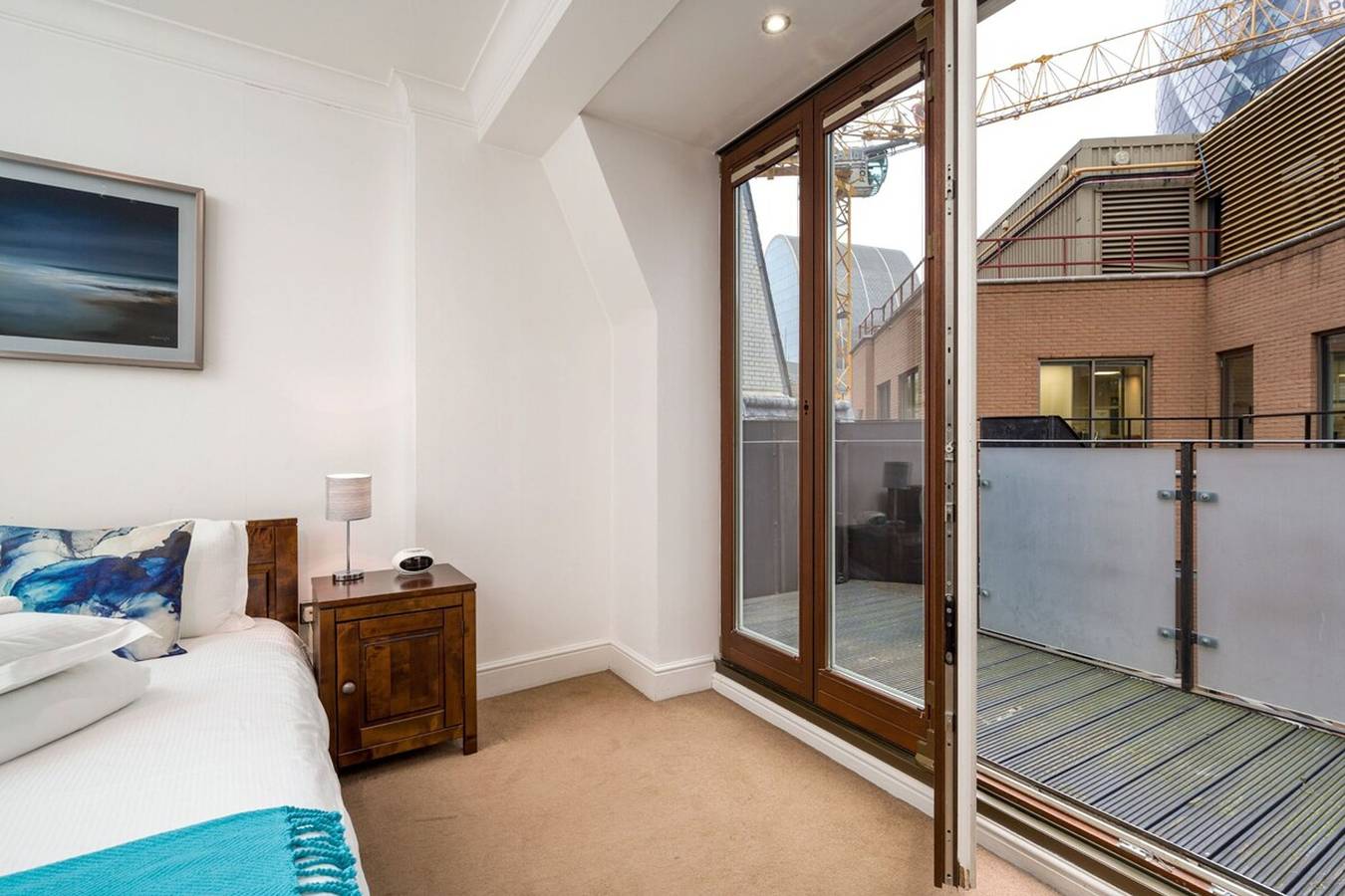 Entire apartment, 5Bg Top Floor Attic 1 Br sleeps 4 Balcony Aircon in Downtown, London