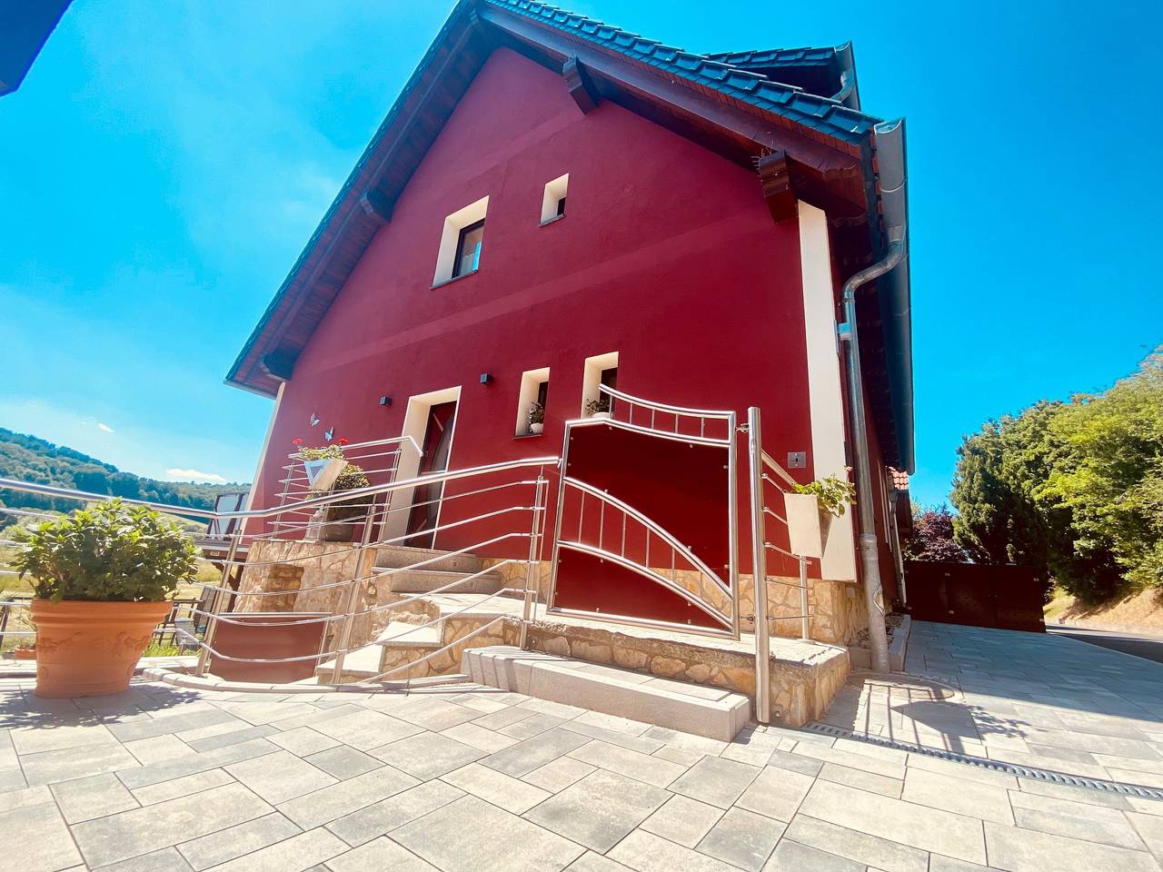 Ganze Ferienwohnung, Ferienhaus Auenblick Deluxe - Ferienhaus 12 Pers.(107qm, Wohnzimmer mit Schlafsofa, 3 Schlafzimmer mit Doppelbett, 1 Schl.zi Etagenbett, Wohnküche) in Wartburg, Eisenach