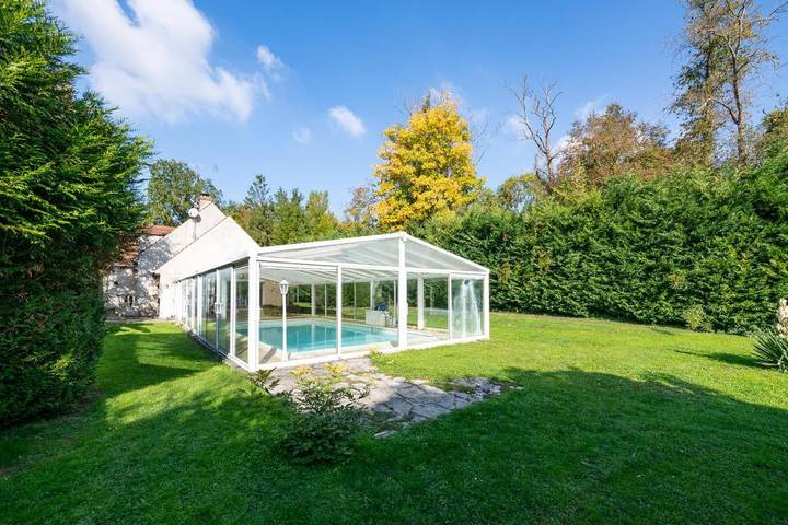 Location de vacances pour 10 personnes, avec piscine et jardin ainsi que jacuzzi et balcon à Montry