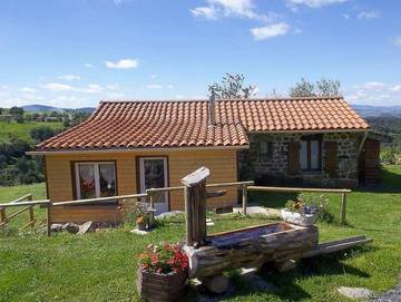 Gîte pour 4 personnes, avec piscine et terrasse en Haute-Loire