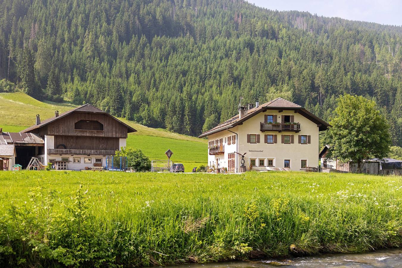 Ganzes Studio, Einzimmerapartment 'Untersinnerhof Apt Herbst' mit Bergblick, Gemeinschaftsgarten und Wi-Fi in Villgratner Berge, Gsies