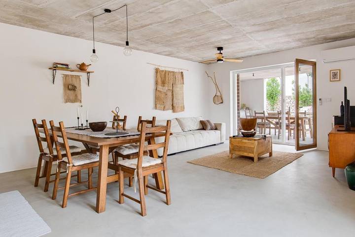 Villa pour 6 personnes, avec vue ainsi que piscine et jardin à Tisno