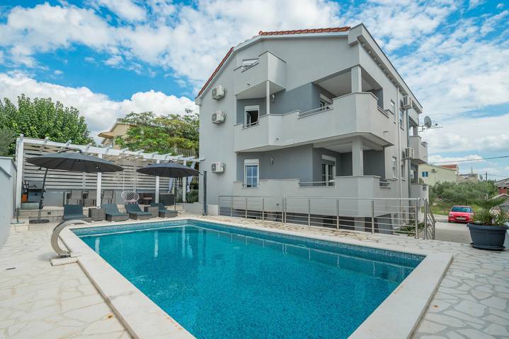 Ferienhaus für 14 Personen, mit Terrasse und Garten in Jasenice