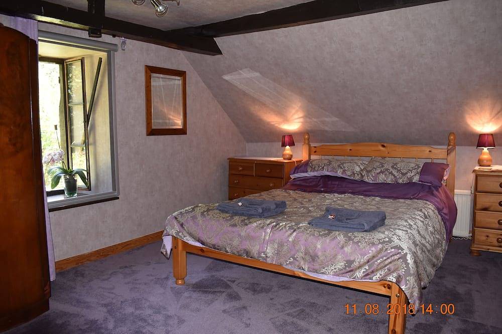 17th Century farm cottage nestling in the Pyrenean foothills with pool in Lasseube, Béarn