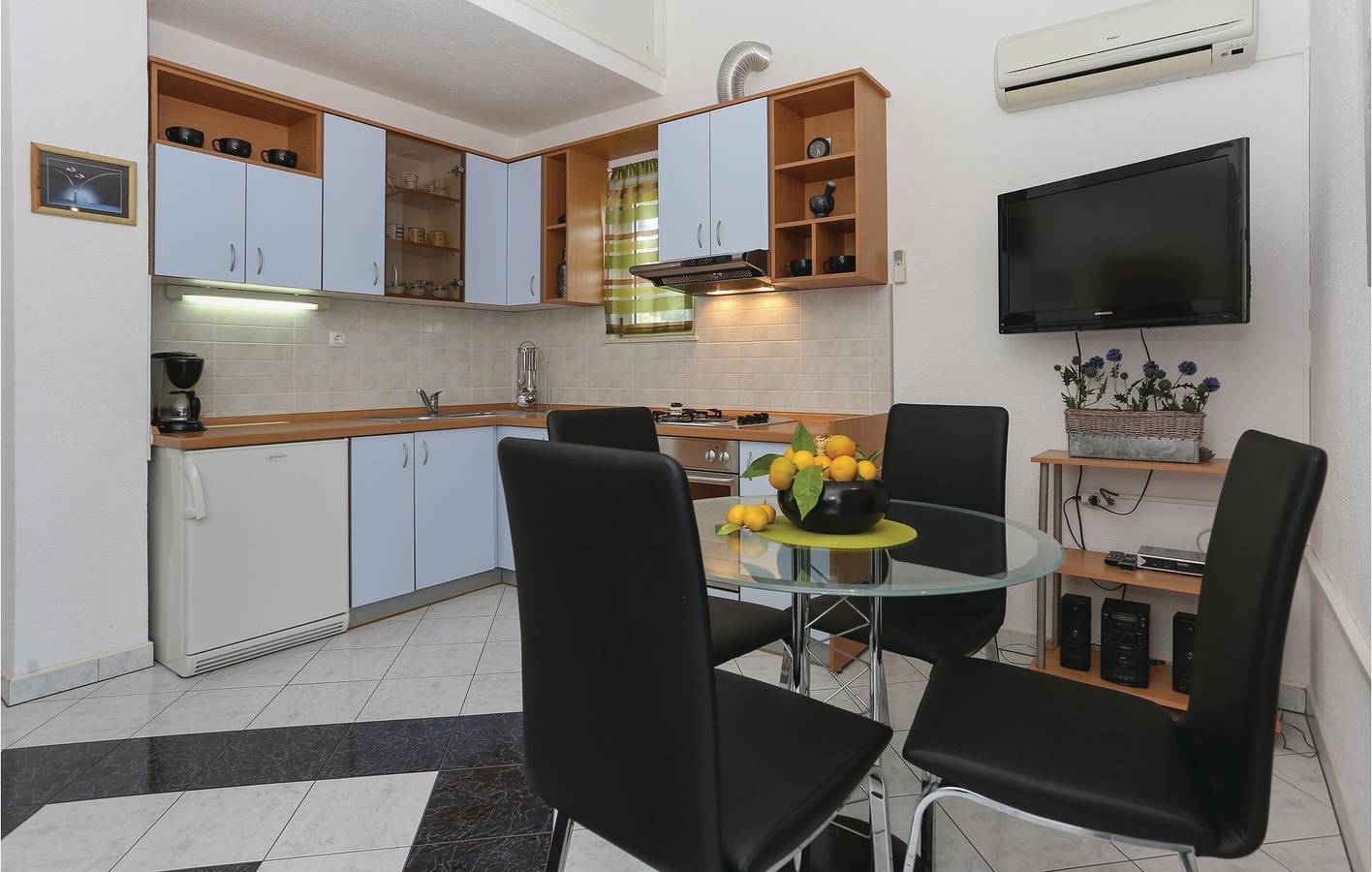 Entire holiday apartment, Holiday apartment for 4 people with terrace in Arbanija, Ciovo