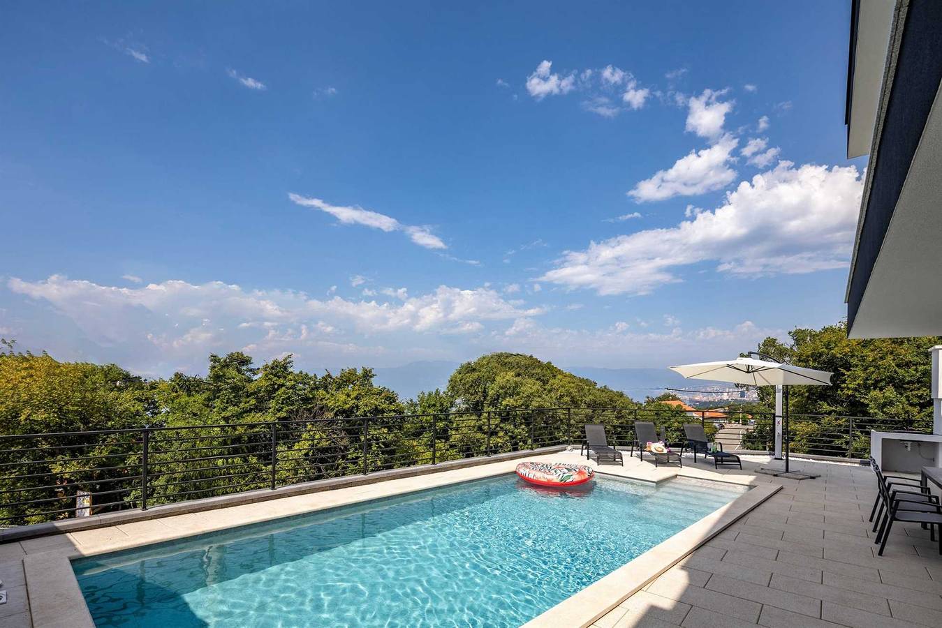 Villa voor 8 personen met terras in Vrh Martinscice, Primorje-Gorski Kotar