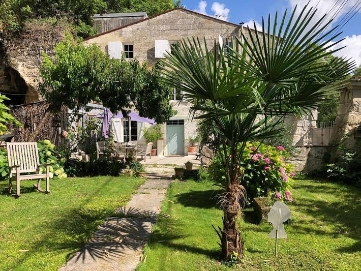Chambre d’hôte pour 2 personnes, avec Terrasse ainsi que Jardin et Vue à Saintes