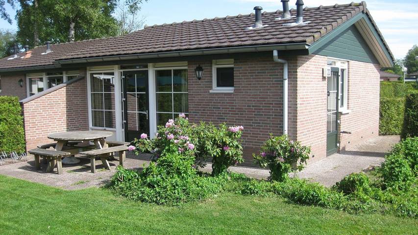 Bungalow voor 4 personen, met tuin en zwembad in Voorthuizen