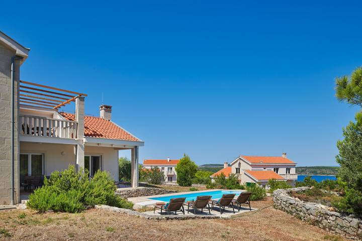 Villa pour 8 personnes, avec balcon/terrasse ainsi que terrasse et piscine à Stari Grad - 2