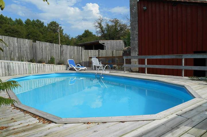 Gîte pour 4 personnes, avec terrasse ainsi que piscine et jardin dans Saint-Sauveur-de-Puynormand
