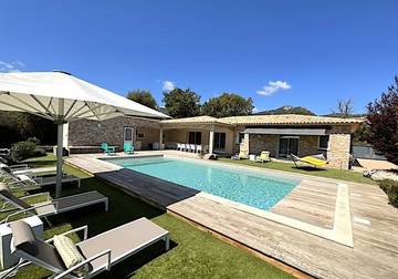 Villa pour 10 personnes, avec terrasse ainsi que jardin et piscine en Corse-du-Sud