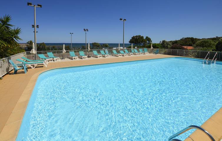 Moderno piso de 2 dormitorios con piscina, terraza y a 1 km de la playa in Cervione, Región de Corte