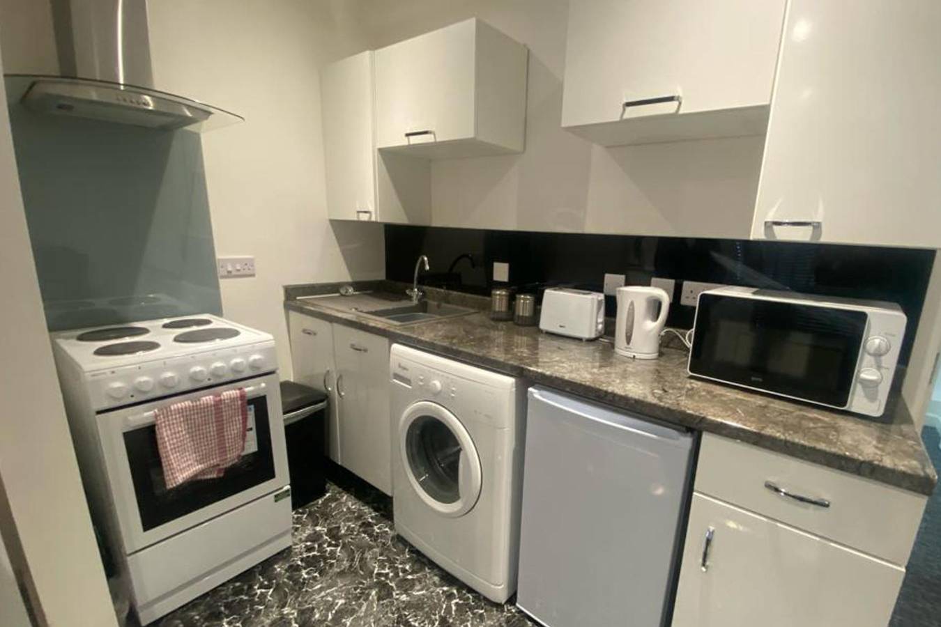 Entire holiday apartment, 3 Bed Apartment - Sleeps 6 - Free Parking, Wifi in Brecon Beacons