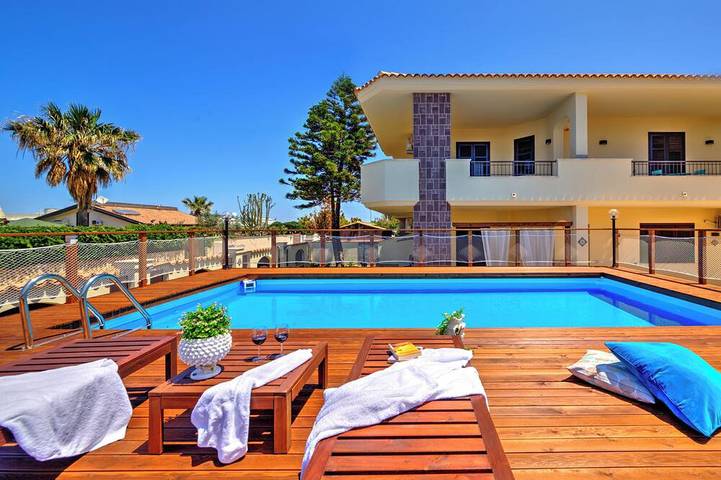 Casa vacanza per 10 persone, con giardino e balcone sull' Isola delle Femmine