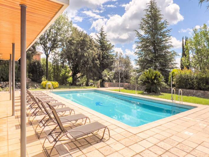 Gîte pour 15 personnes, avec terrasse ainsi que piscine et jardin à Banyoles - 2