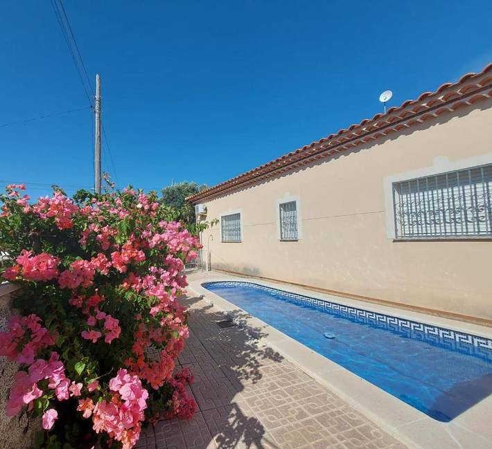 Villa für 4 Personen, mit Terrasse und Garten sowie Pool