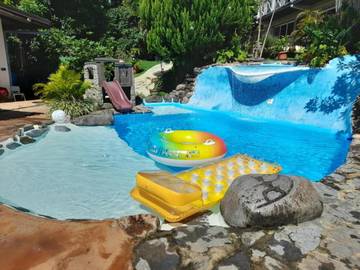 Cottage pour 6 personnes, avec vue et piscine ainsi que jardin et bassin pour enfant dans Mahina