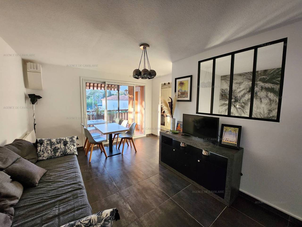 Entire apartment, Renovated 2Br Apartment in Cavalaire: Walk to Beach & Shops, A/C, Terrace with View in Cavalaire-sur-Mer, Draguignan region