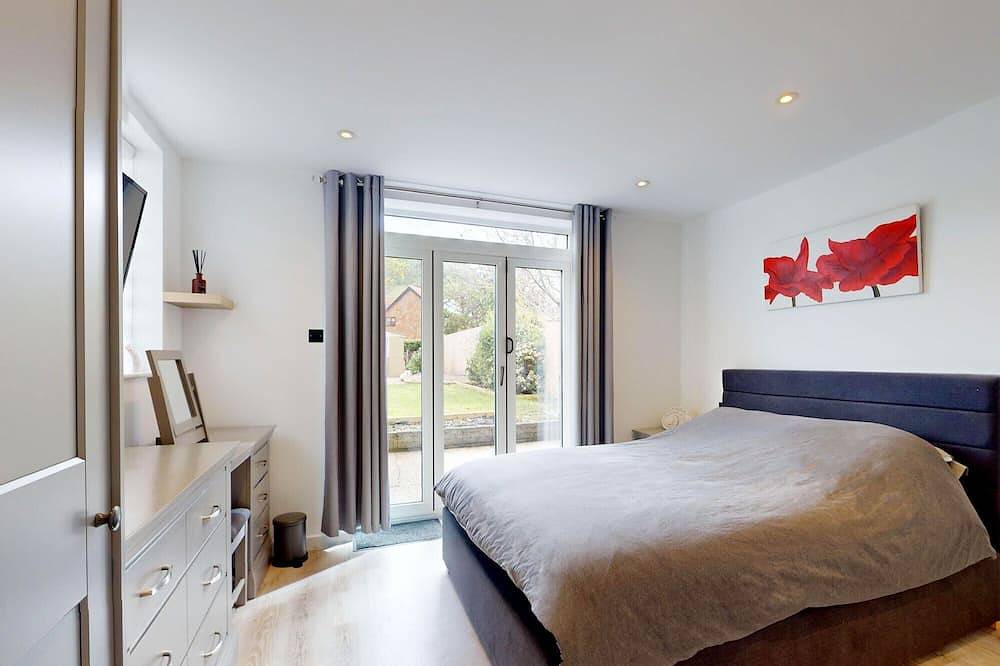Somerwood - Two Bedroom Cottage, Sleeps 4 in Deganwy, Conwy region
