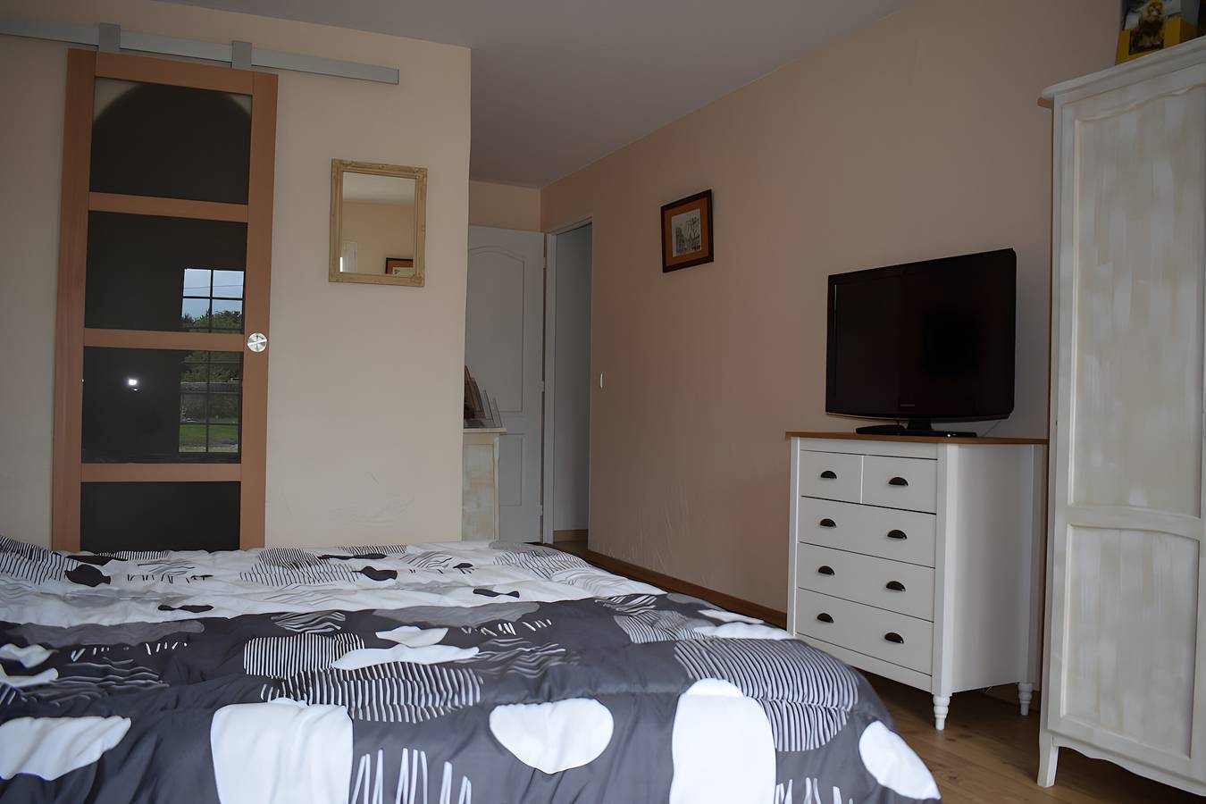 Chambre d’hôtes « Chambre Lavande » avec piscine partagée, jardin partagé et Wi-Fi in Contres, Sologne