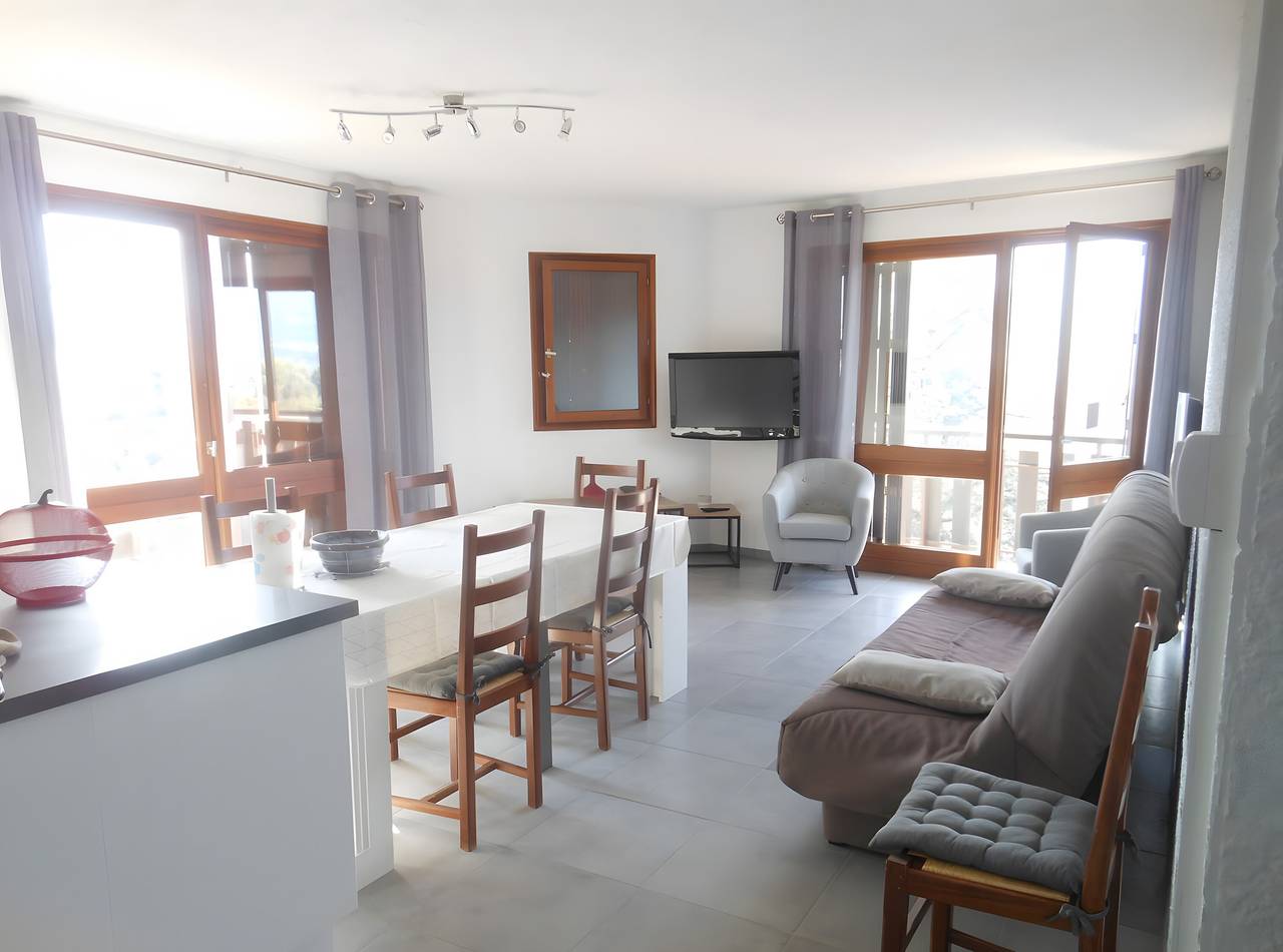 Appartement entier, Appartement 'T3' avec vue sur le lac et Wi-Fi in Embrun, Parc national des Écrins