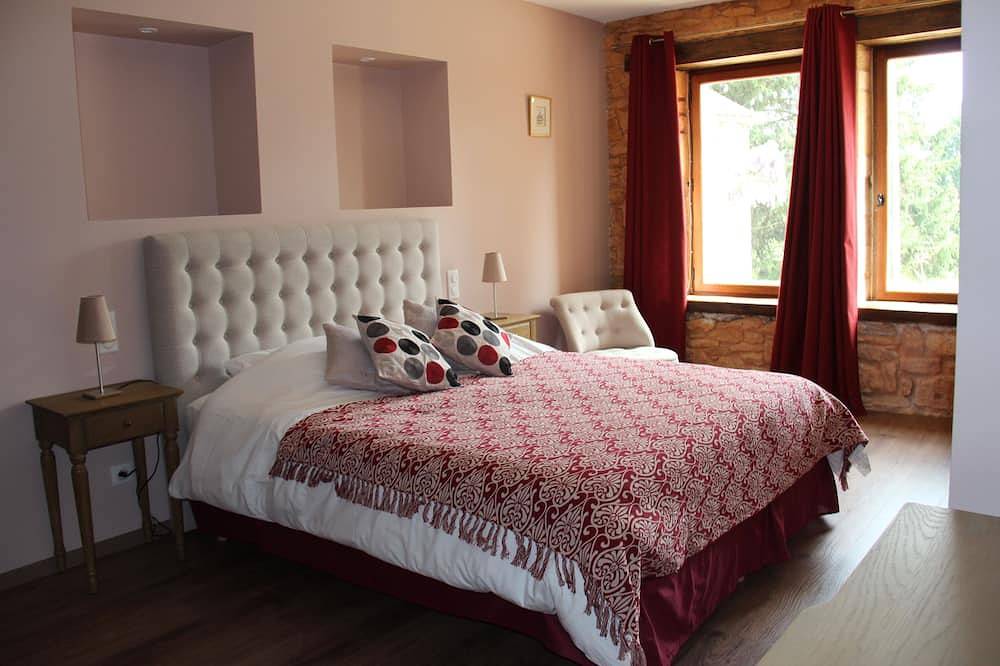 Maison en pierre rénovée avec piscine, calme en pleine nature, climatisée, wifi in Montcabrier, Quercy
