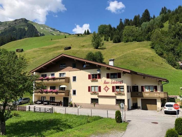 Chambre d’hôte pour 4 personnes, avec Terrasse ainsi que Jardin et Vue à Holzgau
