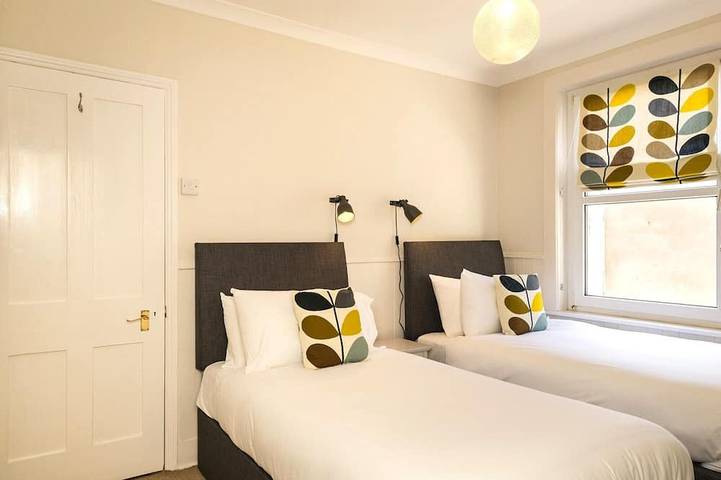 The Pink House - chic holiday cottage in the heart of Eastbourne in Eastbourne, Sussex Oriental