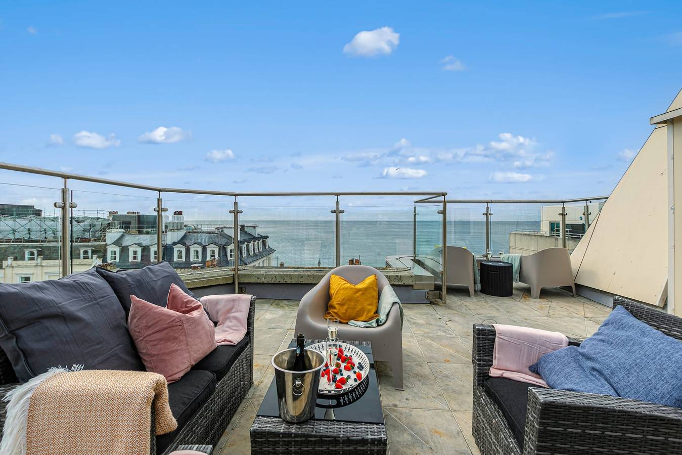 Apartamento entero, Brighton Beach City Penthouse  Sea Views   Balcony in Brighton, Sussex