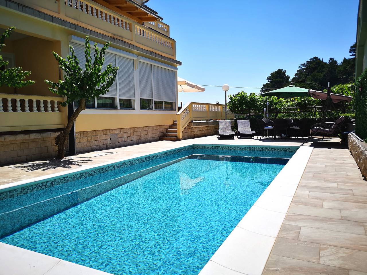 Ganze Wohnung, 2-Zimmer-Ferienwohnung mit Terrasse Banjol, Rab A-11382-b in Banjol, Rab