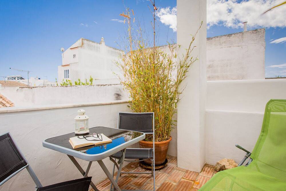 Location and Charm Renovated town house a walk to beaches restaurants bars river in Alvor, Distrito de Faro