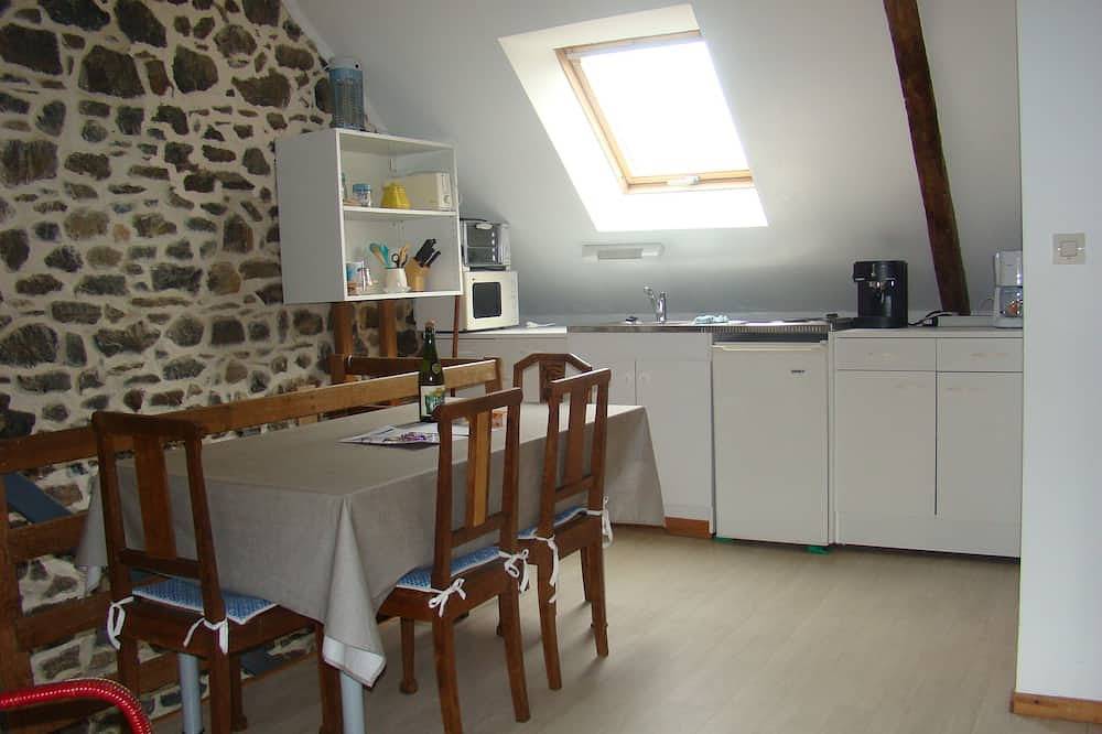 Appartement entier, La Grange - Studio dans une ancienne longère bretonne en pierres du pays in Hénanbihen, Région de Dinan