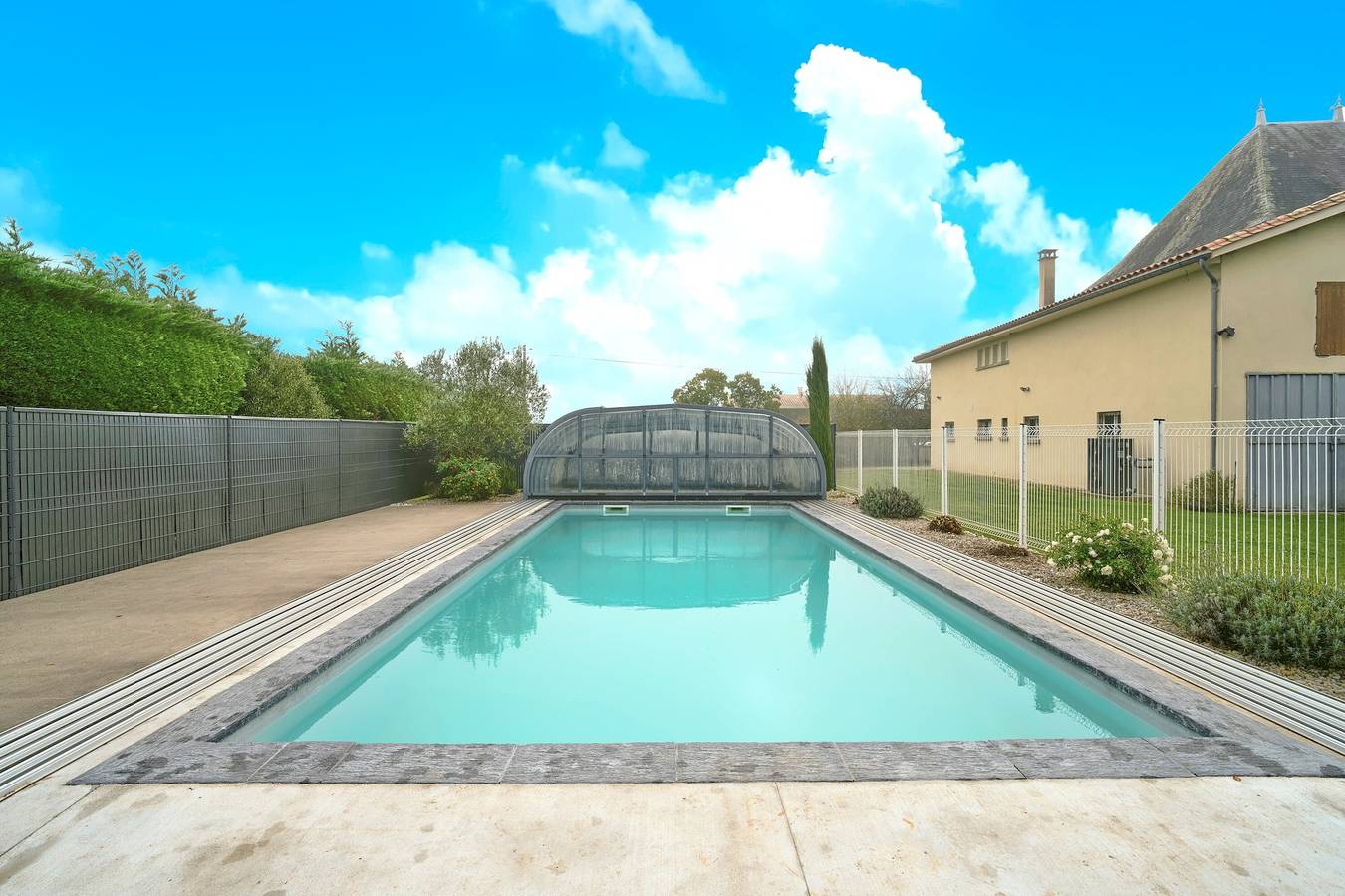 Gite, Piscine Chauffée et Couverte avec Piscine Privée, Terrasse Privée et Wi-Fi in Sauvignac, Charente