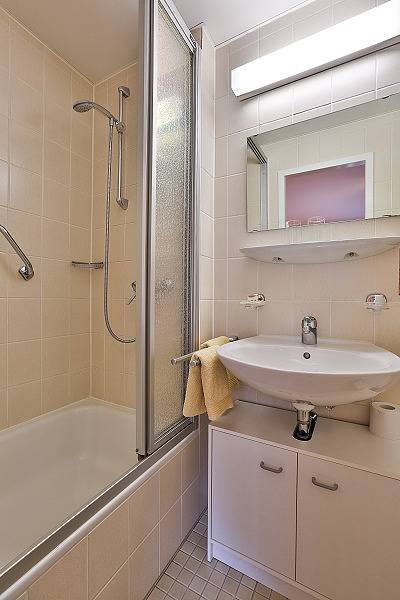 Haus Lindenbichl - Gelbes Zimmer - Doppelzimmer mit Dusche/Wc/Balkon, 22 qm, Tv, Radio, Haarfön in Hintersee, Ramsau bei Berchtesgaden