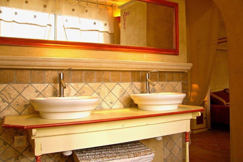 Hacienda provenzal - piscina climatizada interior y exterior, sauna, jacuzzi in Mondragon, Vaucluse