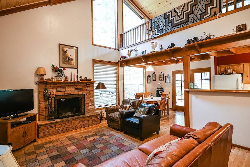 Neu! Gemütliche Hütte im Herzen von Oak Creek, nur wenige Minuten von Wanderwegen entfernt in Oak Creek Canyon