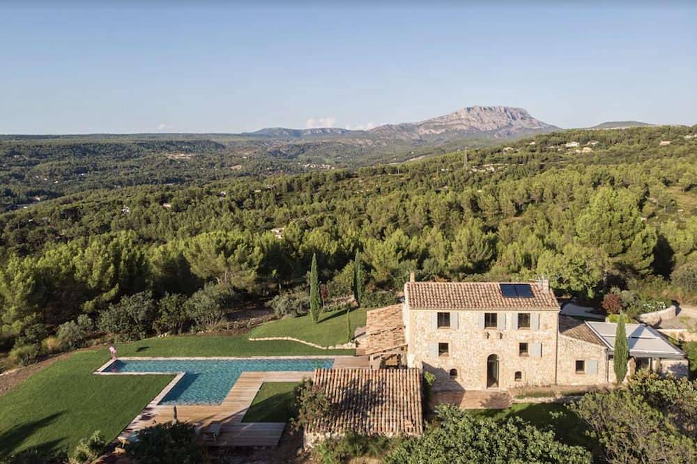 An exceptional property near Aix commanding a view of the iconic Saint Victoire Mountain –... in Meyreuil, Aix-en-Provence region