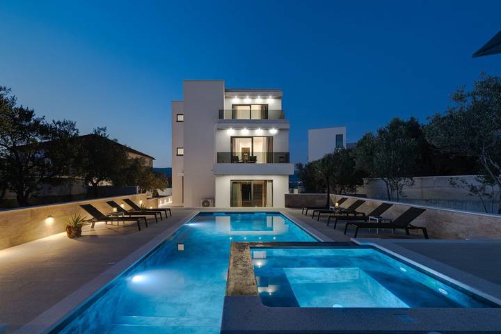 Villa Lady Maris with heated pool,70m from beach in Slatine, Ciovo