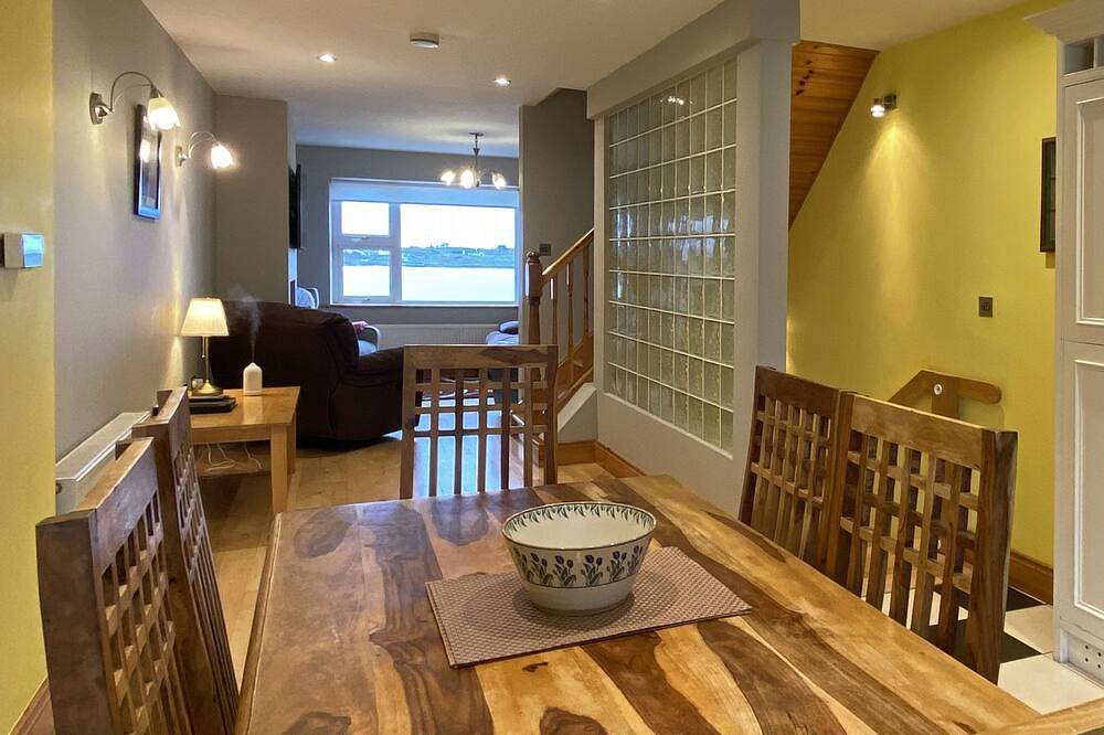 Cottage 457 - Roundstone - sleeps 6 guests  in 3 bedrooms in Roundstone, Connemara