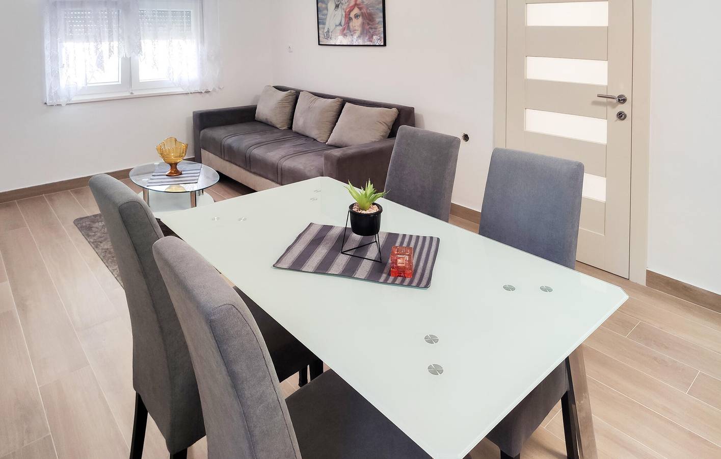 Ganze Ferienwohnung, Urlaub am Meer: Gemütliche Ferienwohnung mit Terrasse und Sehenswürdigkeiten in der Nähe in Marina, Split-Dalmatien