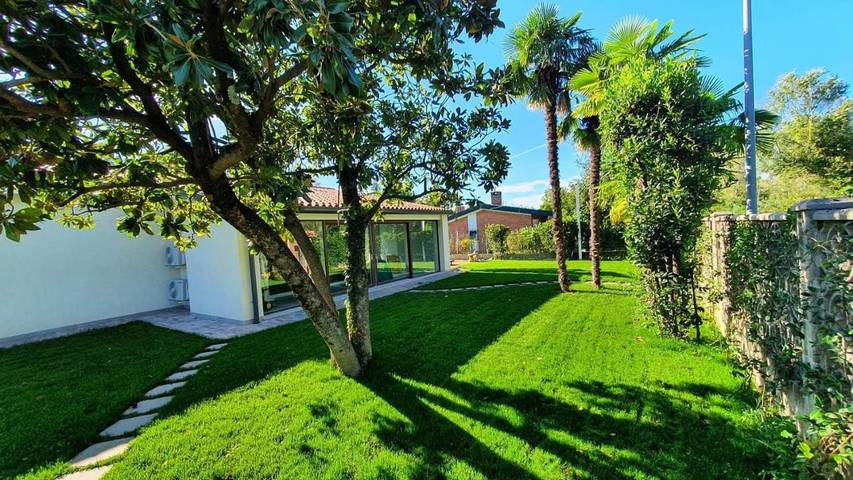 Location de vacances pour 8 personnes, avec jardin ainsi que piscine et vue à Monfalcone