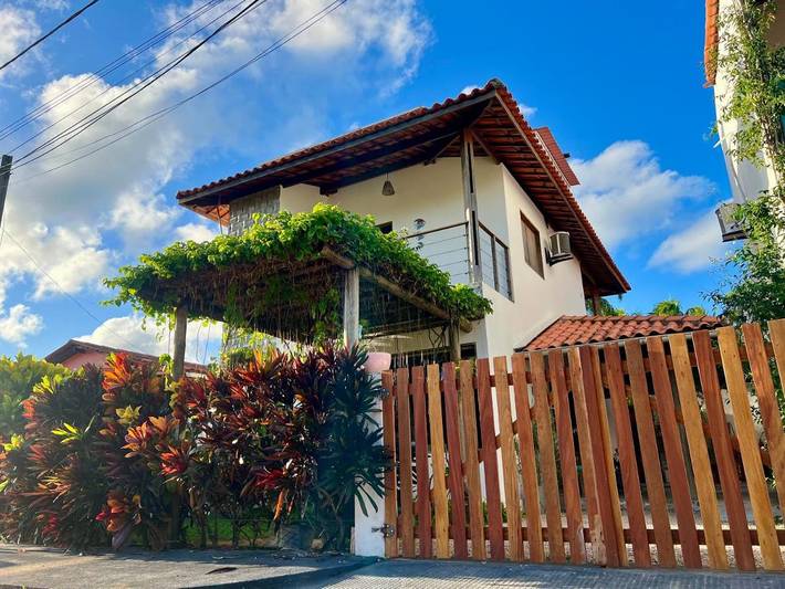 Casas e apartamentos de temporada para 9 pessoas, com balcão e vista e ainda jardim and piscina em Porto de Pedras