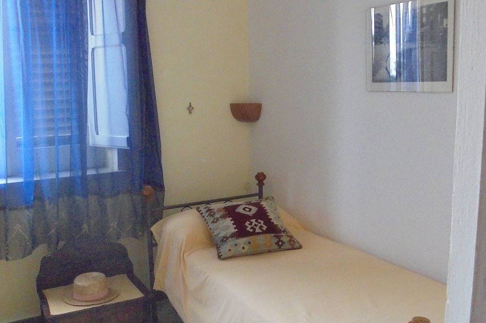 Cosy Mediterranean Cottage on top of a hill unspoilt nature silence and seaview in Marsala, Provincia di Trapani