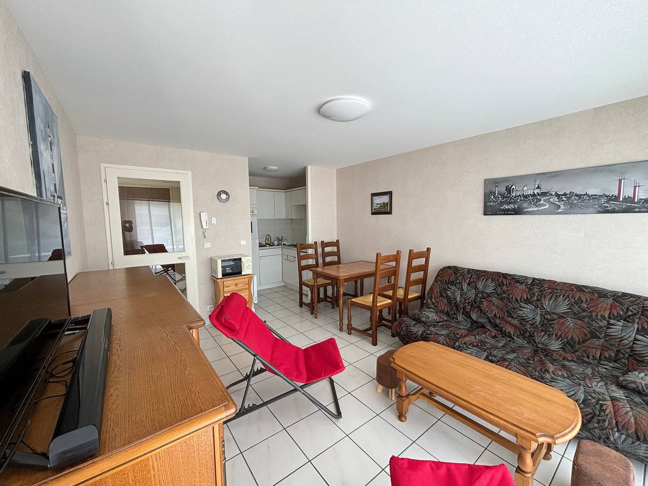 Entire apartment, Beachside 1Br Apartment with Balcony - 2 Stars - Central Les Sables-d'Olonne in Les Sables-d'Olonne, Vendée