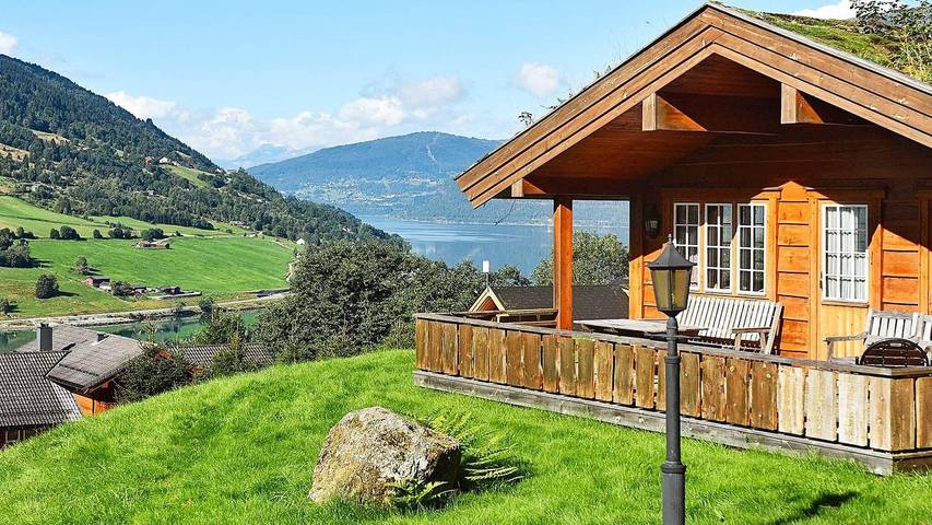 Feriehus for 6 personer, med terrasse i Olden